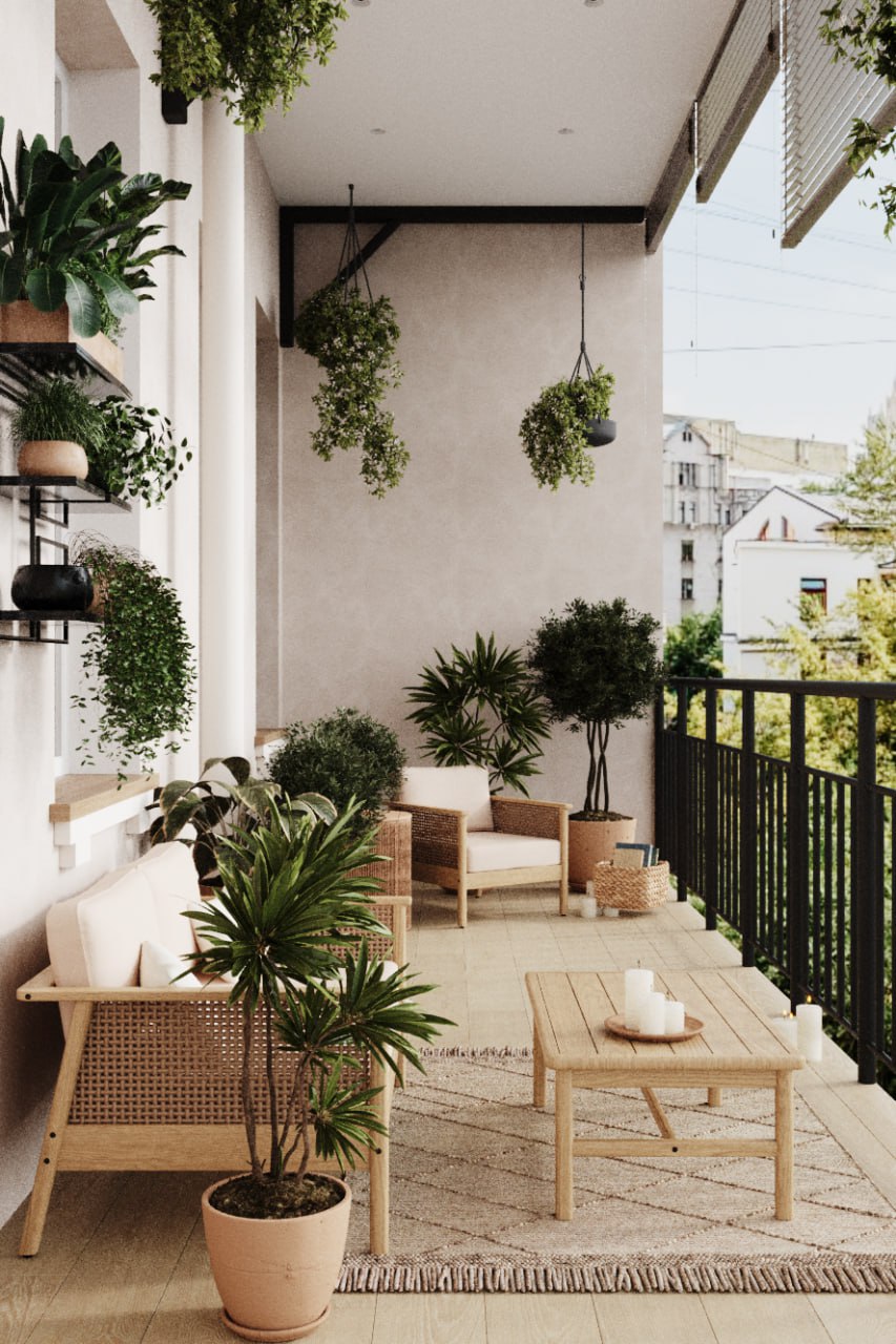 Просторная терраса с большим количеством зелени